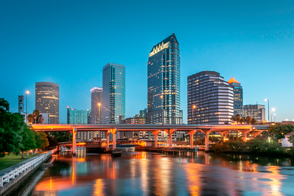 Horizonte com prédios e pontes de Tampa, cidade da Flórida, ao pôr do sol nos EUA