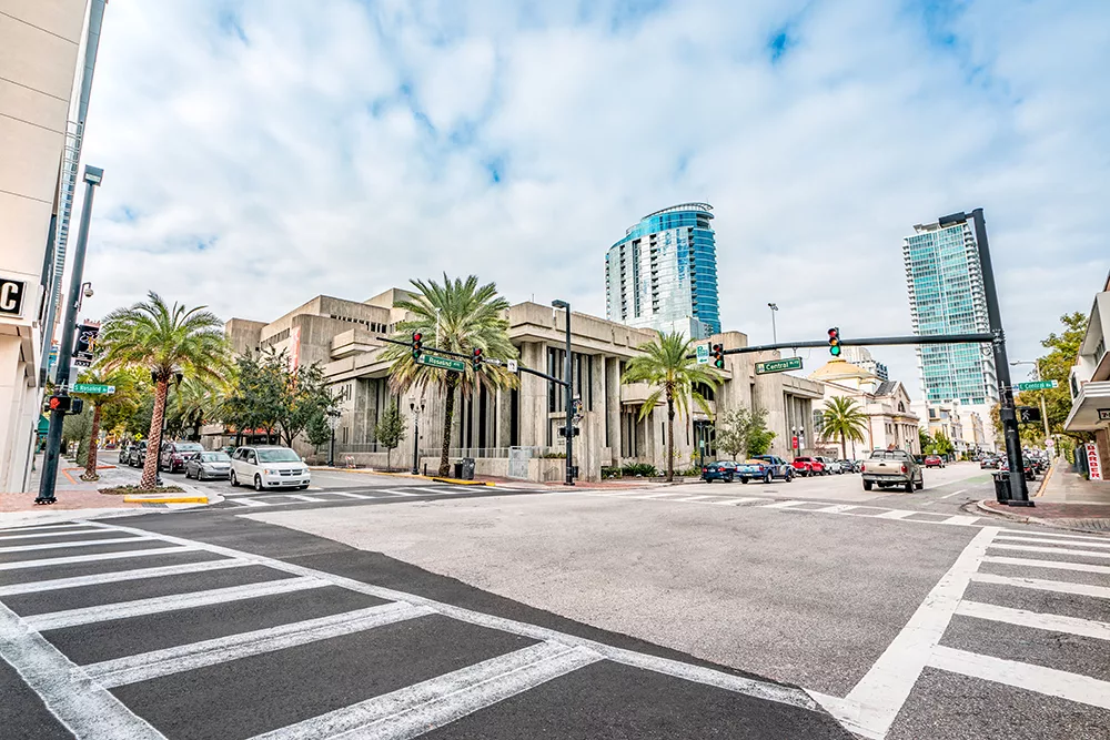 vista de uma região central de Orlando com prédios e negócios locais