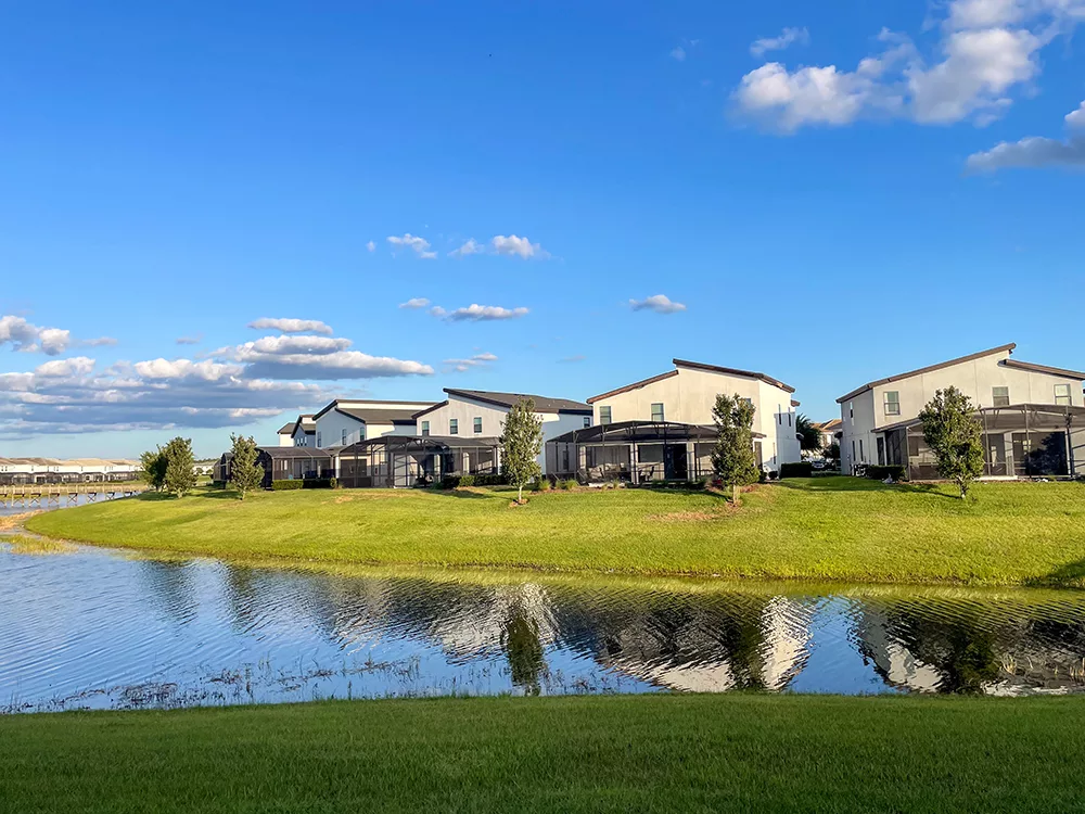 Condomínio de casas de temporada e residenciais em Orlando, Flórida. Com um lago.